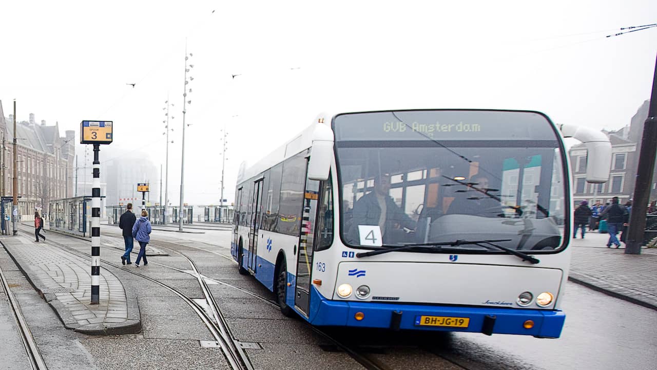 Enorme rij bussen in Centrum door afsluiting Prins Hendrikkade