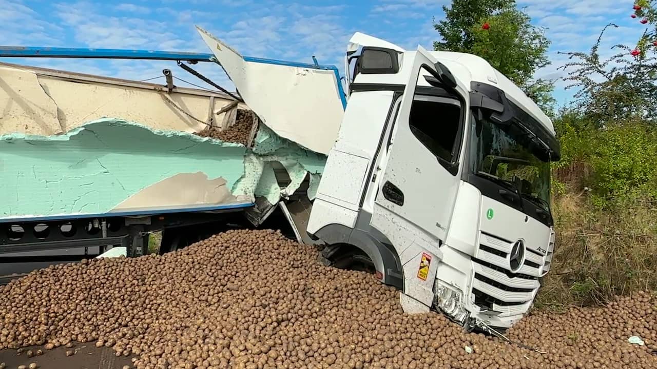 Snelweg bij Sittard bezaaid met aardappelen nadat vrachtwagen kantelt NU.nl foto