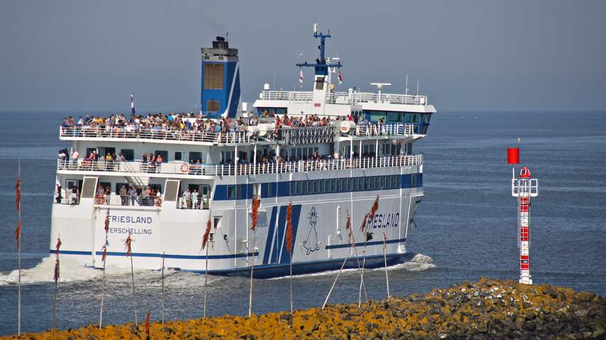 Afgeladen veerboot verlaat de haven van Harlingen