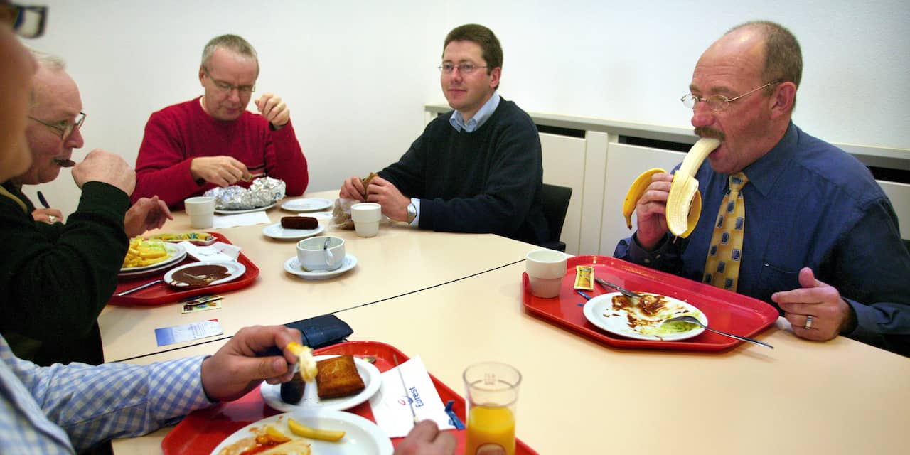Een op de vijf Nederlandse werknemers eet lunch achter bureau