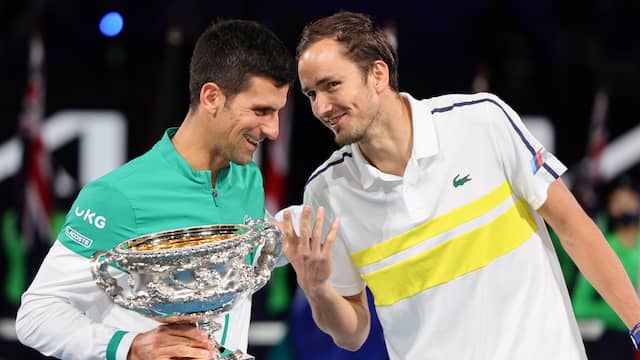 Novak Djokovic blijft de nummer één, terwijl Daniil Medvedev naar de derde plek op de ATP-ranking stijgt.
