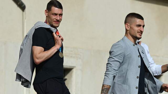Spits Andrea Belotti en middenvelder Marco Verratti dalen de trappen af van het presidentieel paleis.