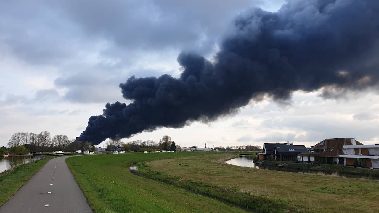 Grote Brand Bij Autobandenbedrijf Op Industrieterrein In Broek Op ...