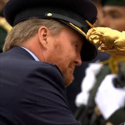 Video | Koning reikt vaandelopschriften uit op Veteranendag in Den Haag