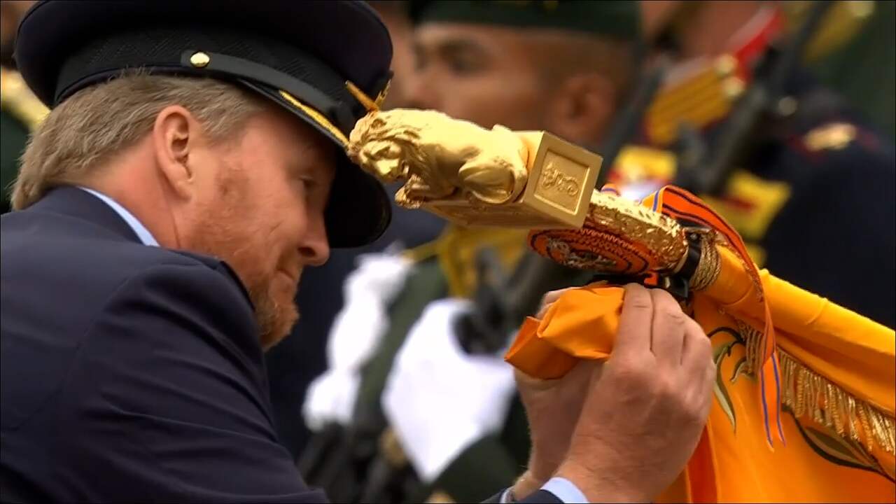 Beeld uit video: Koning reikt vaandelopschriften uit op Veteranendag in Den Haag