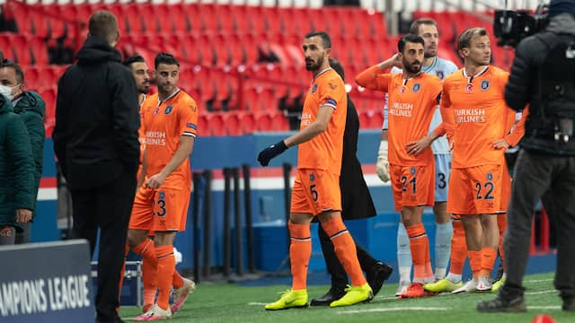 De spelers van Basaksehir stapten van het veld toen duidelijk werd dat de arbitrage niet werd vervangen door de UEFA.