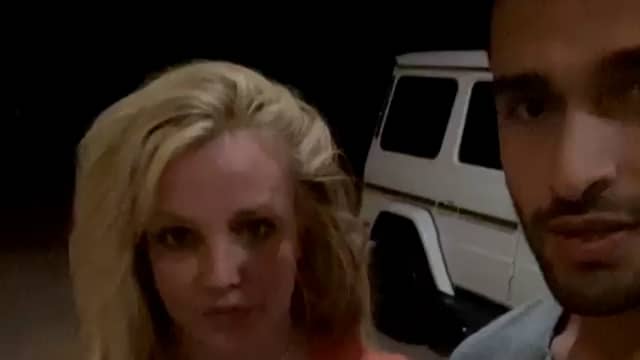 Beeld uit video: Britney blij met vaccinatie