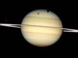 James Webb-telescoop spot voor het eerst wolken rond Saturnusmaan Titan