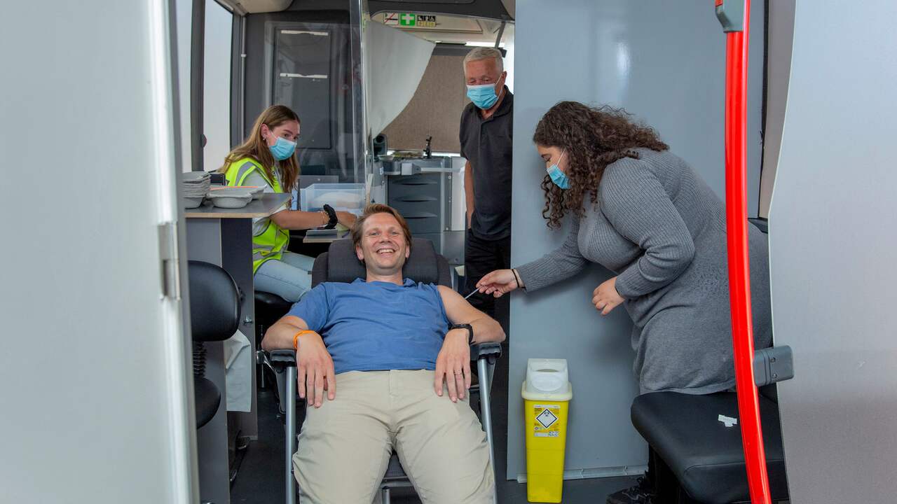 Tim Spierenburg kan nog wel eens flauwvallen na het krijgen van een prik, daarom krijgt hij liggend zijn vaccinatie.