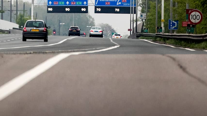 Borden op de snelweg tonen sluiting Schiphol