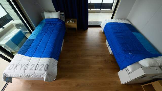 De kamers van de sporters zijn klein (9 vierkante meter voor een eenpersoonskamer en 12 vierkante meter voor een tweepersoonskamer) en eenvoudig ingericht
