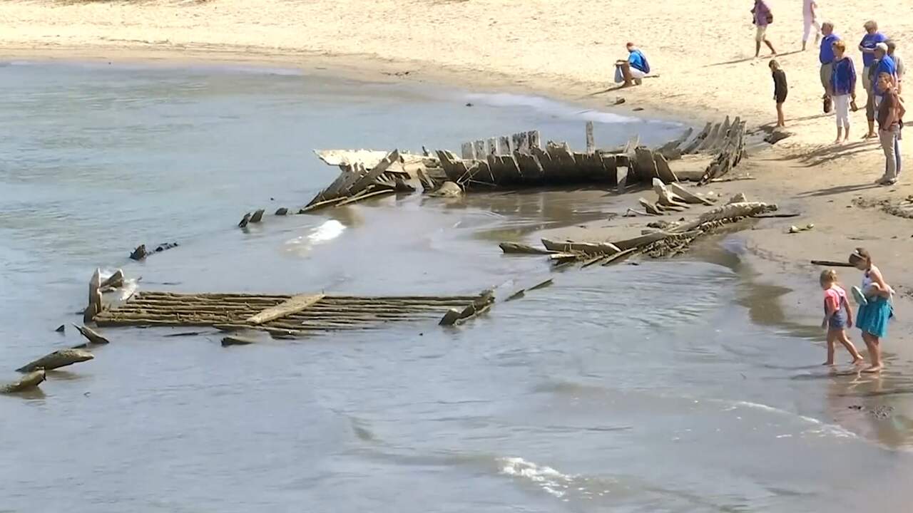 Beeld uit video: 123 jaar oud wrak te zien door lage waterstand Rijn