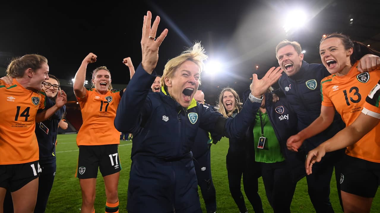 L’allenatore della nazionale Vera Pauw guida i calciatori irlandesi alla Coppa del Mondo inaugurale |  Calcio