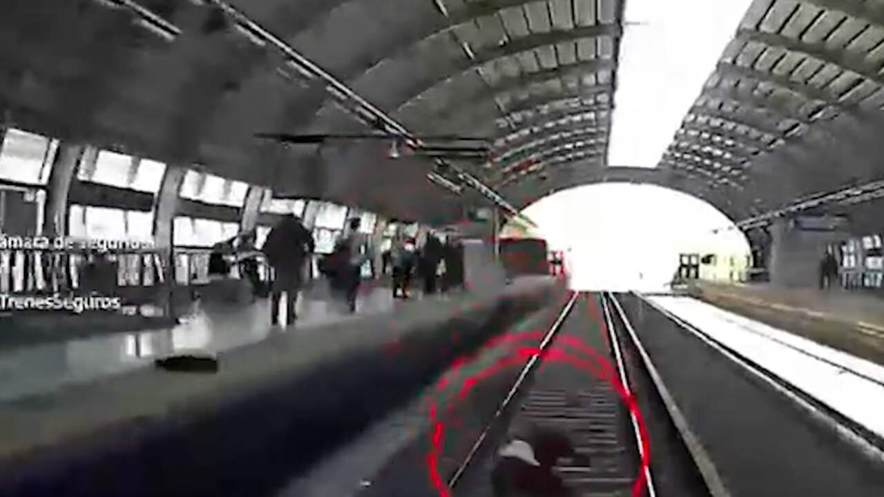 Beeld uit video: Argentijn overleeft op wonderbaarlijke wijze val onder rijdende trein
