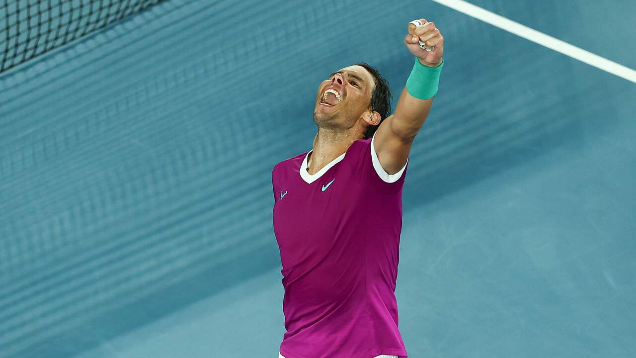 Rafael Nadal viert zijn overwinning op Matteo Berrettini.