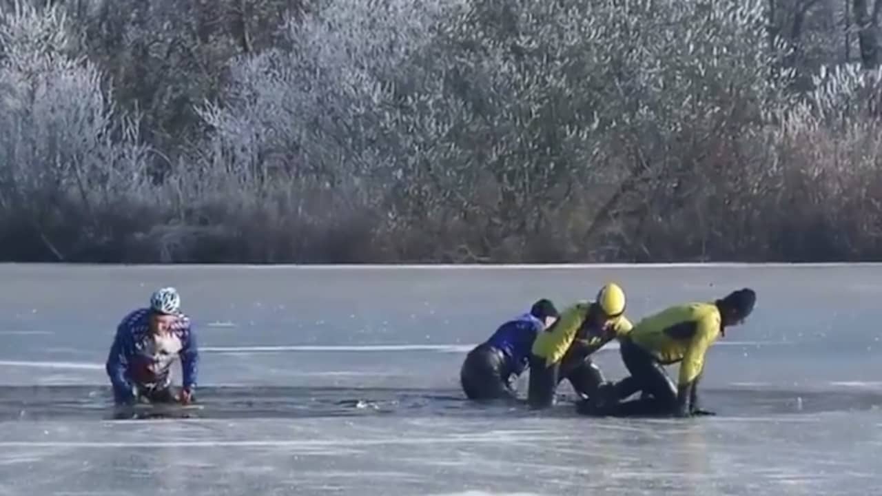 Beeld uit video: Schaatsers zakken door ijs op het Nannewijd bij Oudehaske