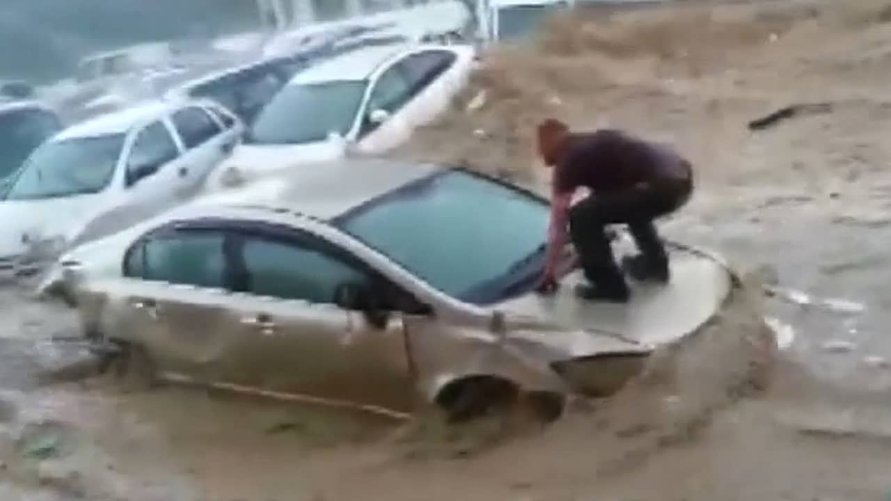 Beeld uit video: Overstroming sleept auto's mee in Ankara