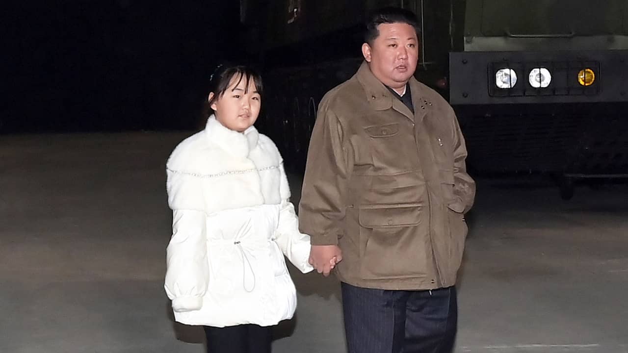 Beeld uit video: Kim Jong-un showt dochter: waarom we haar nu zien