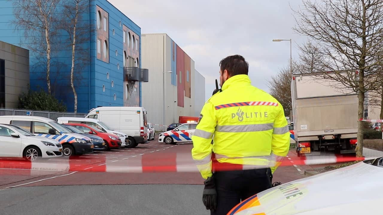 Politie aanwezig bij bedrijventerrein in Amsterdam na ontploffen bombrief
