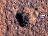 Beving die Mars met enorme krater achterliet veroorzaakt door meteorietinslag