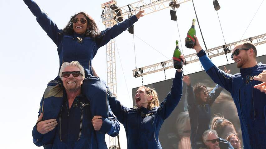 Miljardair Branson terug op aarde na succesvolle reis naar rand van de ruimte