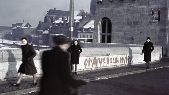1942: 'Oranje Bolsjewiek', nadat de Sovjet-Unie zich als bondgenoot bij de geallieerden had aangesloten, op een brug in Maastricht.