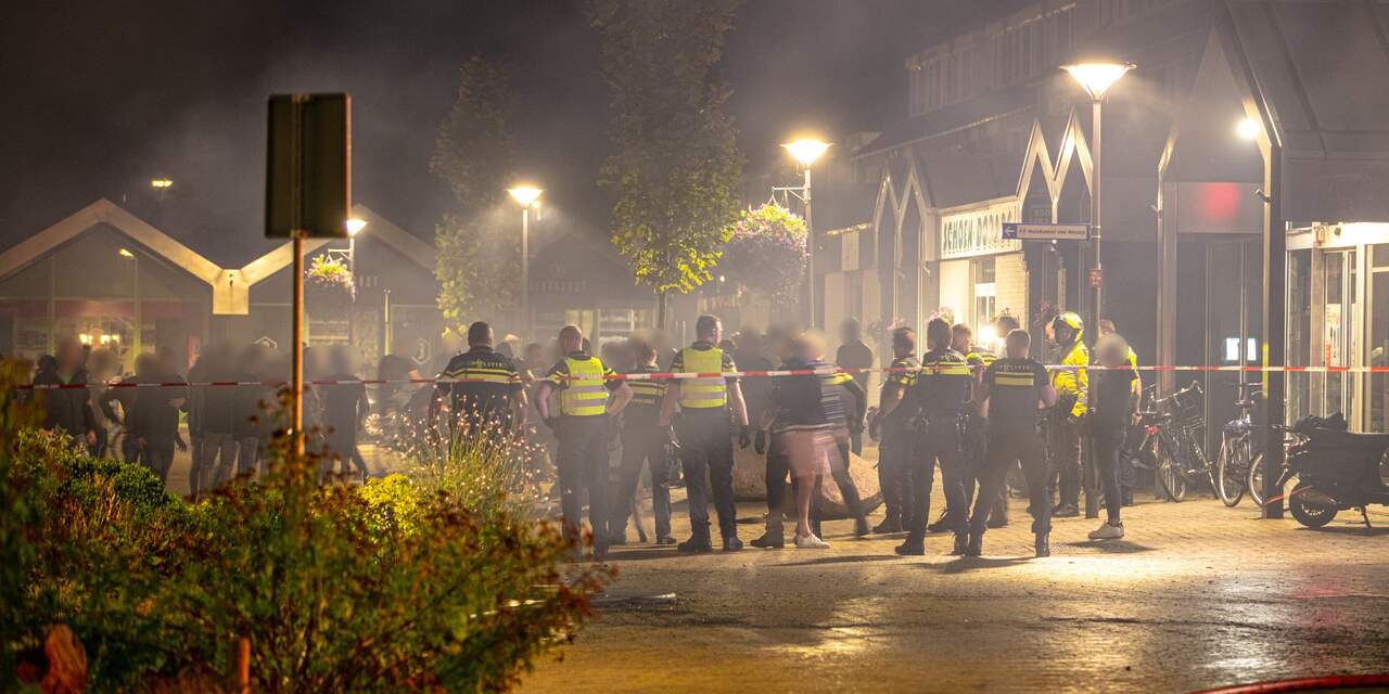 Confrontatie tussen groep jongeren en politie na uitslaande brand in Wezep