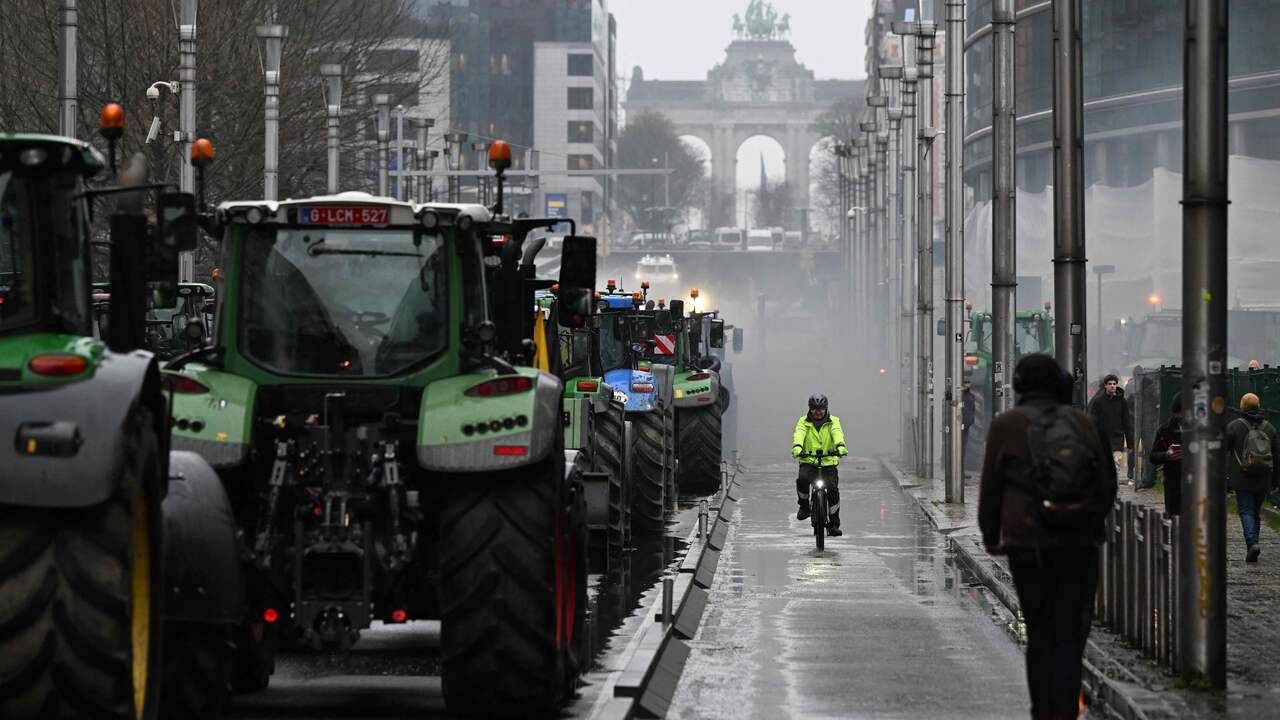 Ratusan traktor di pusat kota Brussel dan polisi menggunakan meriam air  di luar