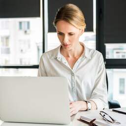 Kloof tussen aandeel werkende mannen en vrouwen opnieuw kleiner