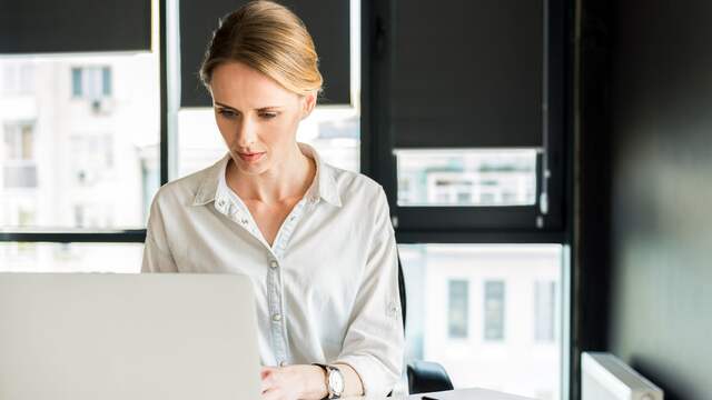 Mannen flirten op het werk