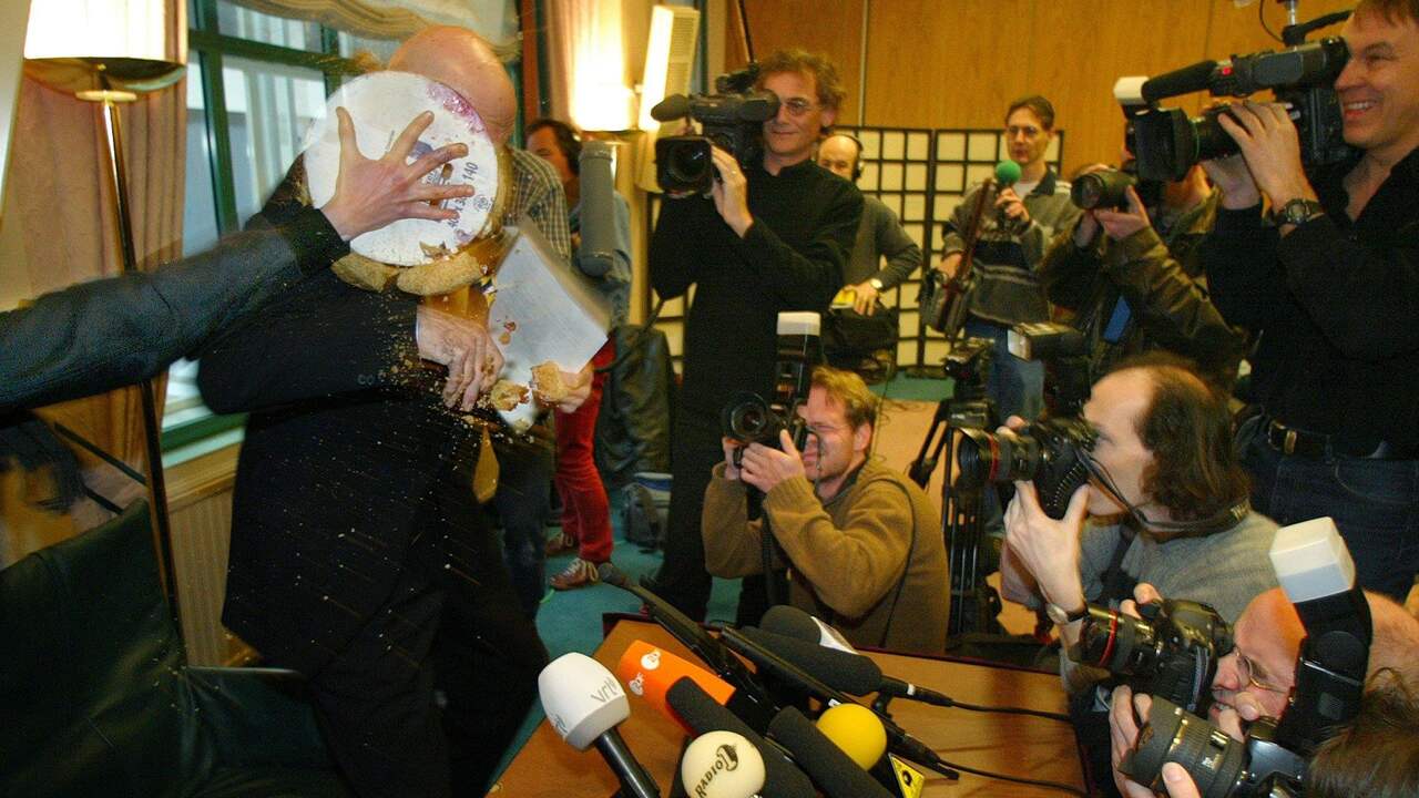 Fortuyn krijgt in maart 2002 tijdens de presentatie van zijn boek en verkiezingsprogramma een taart in zijn gezicht gegooid.