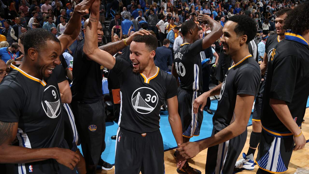 Curry brengt in laatste seconde winst voor Warriors