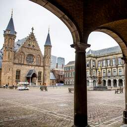 Bedrijf in toegangspasjes gehackt: gegevens kamerleden liggen op straat