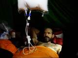 Italiaanse reddingswerkers beginnen met zieke Amerikaan uit grot te halen