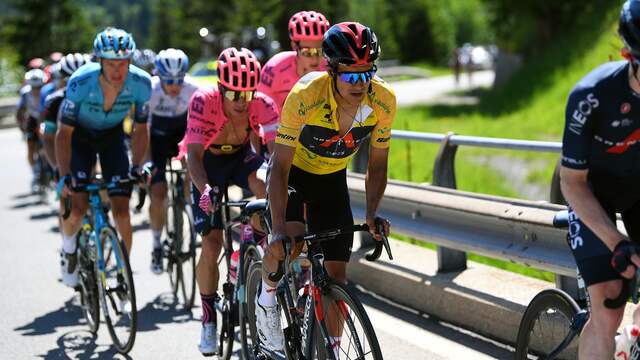 Rigoberto Urán probeerde in de slotrit de leiderstrui van Richard Carapaz nog af te pakken.