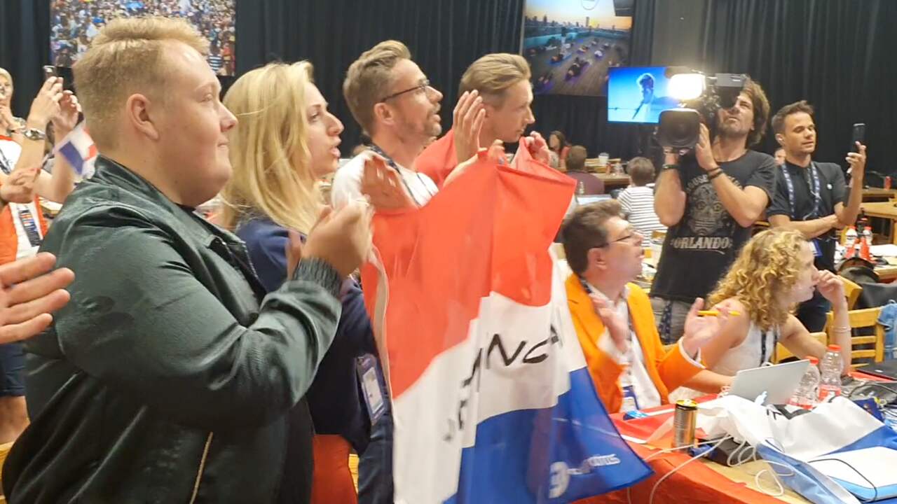 Beeld uit video: Nederlandse pers zingt enthousiast mee met optreden Duncan Laurence