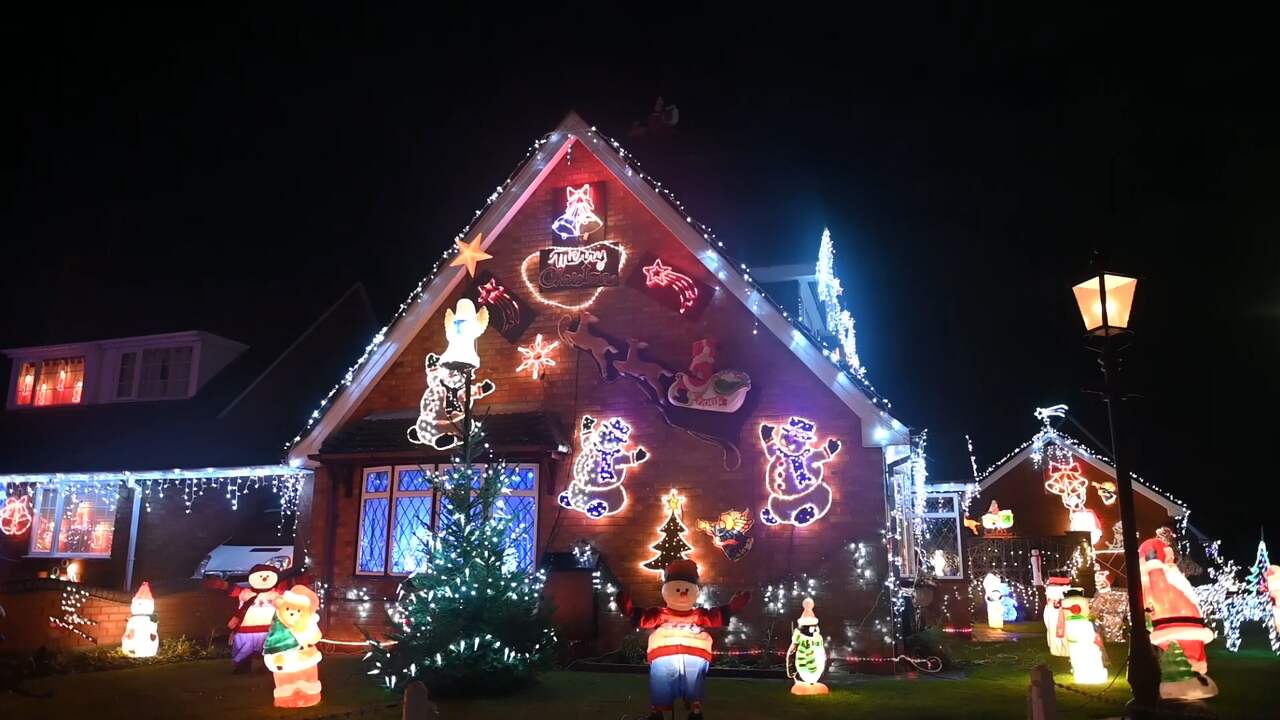 Inwoners toveren Engels dorp om tot winterwonderland