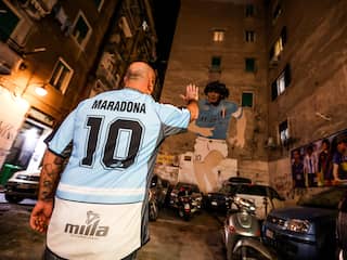 Fans in Napels en Buenos Aires rouwen om overlijden Maradona