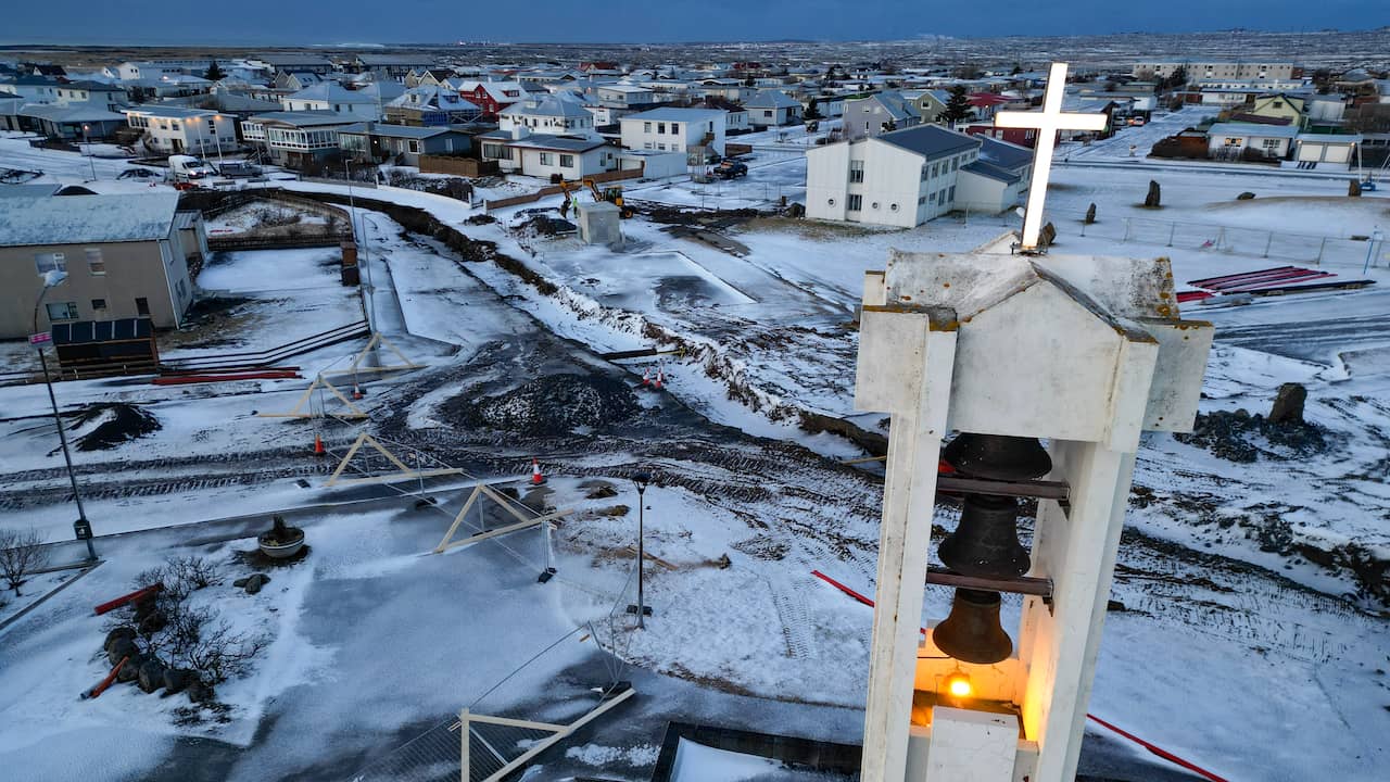 Un villaggio islandese viene nuovamente evacuato a causa di un'eruzione vulcanica su un'isola giapponese  al di fuori