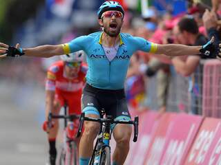 Vluchter Cataldo wint vijftiende Giro-etappe, Roglic verliest tijd