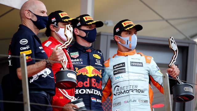 Verstappen op het podium met Sainz, Norris en Adrian Newey van Red Bull