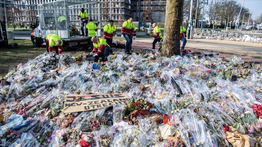 Utrecht begonnen met weghalen bloemenzee op plek van aanslag
