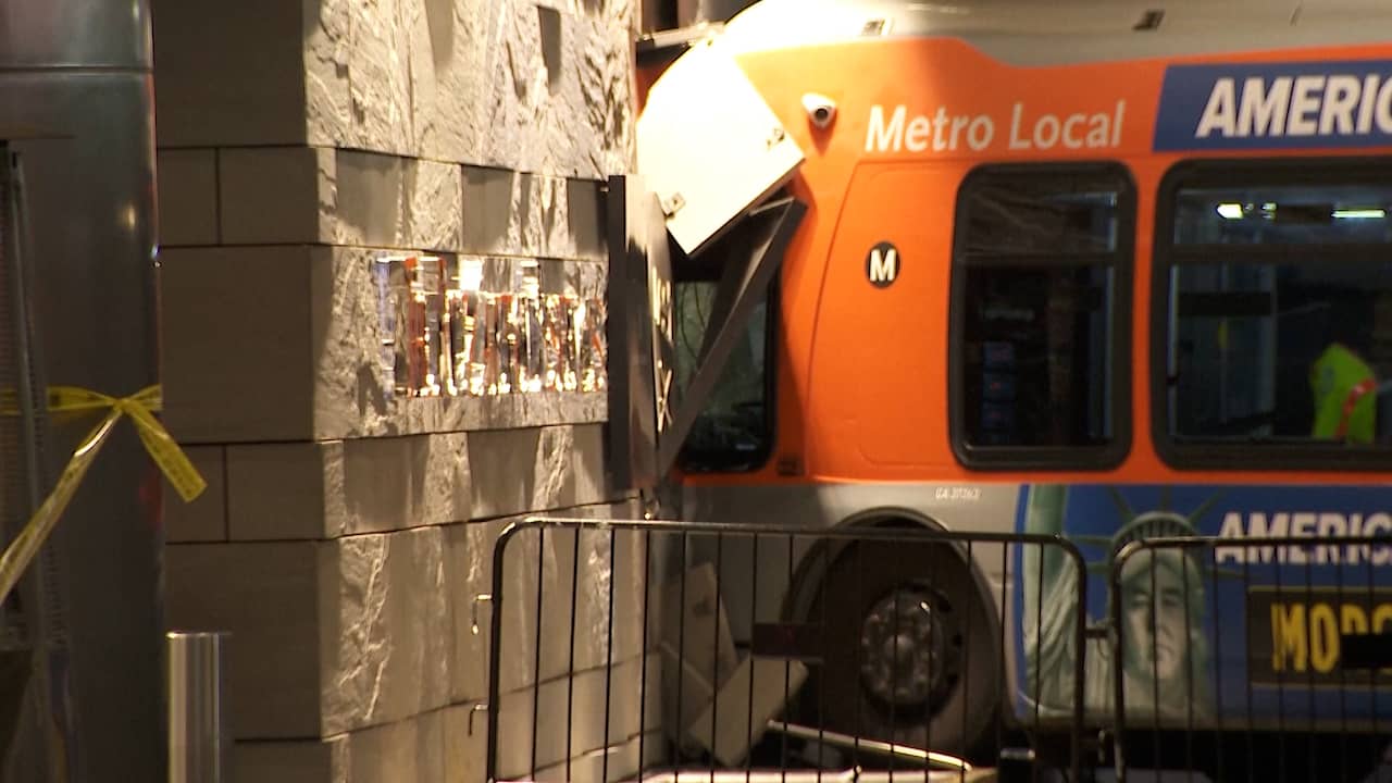 Beeld uit video: 'Gewapende' man crasht gekaapte bus in Los Angeles