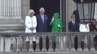 Queen Elizabeth wuift toch vanaf balkon naar verrukt publiek