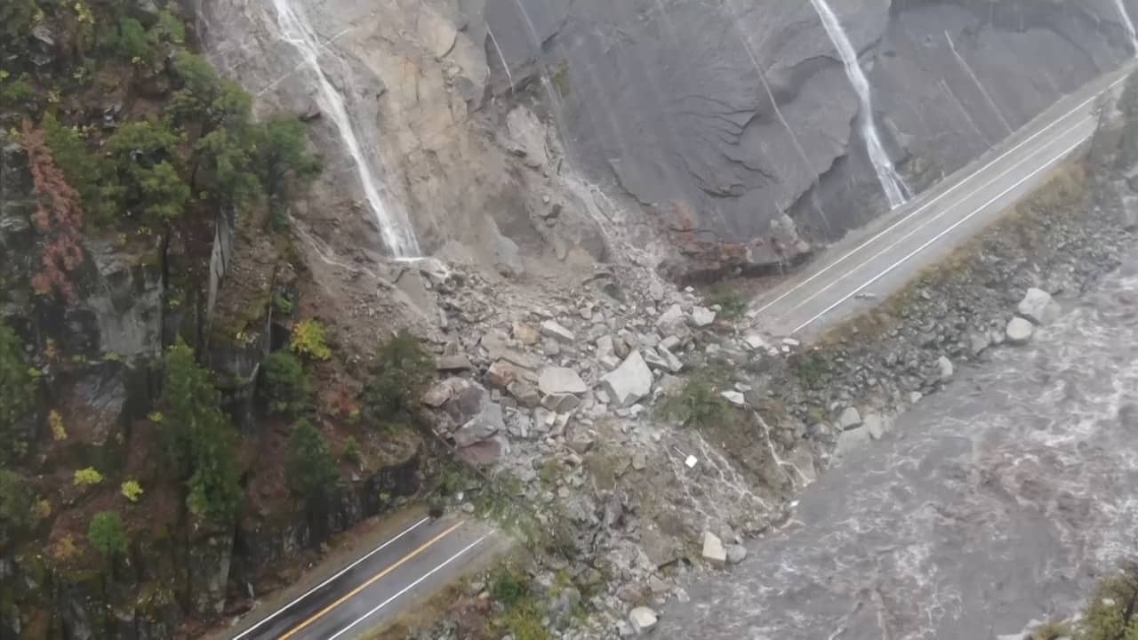 Beeld uit video: Tonnen aarde blokkeren snelweg in Californië na noodweer