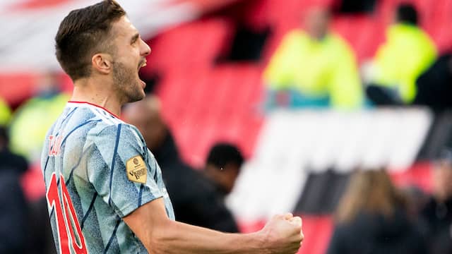 Dusan Tadic is uitzinnig na zijn gelijkmaker tegen PSV.