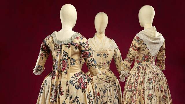 Japonnen van sits (handbeschilderde stof) uit India volgens Europese mode, omstreeks 1780-1795