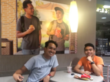 Aziatische student hangt zelfgemaakte protestposter in McDonald's Texas