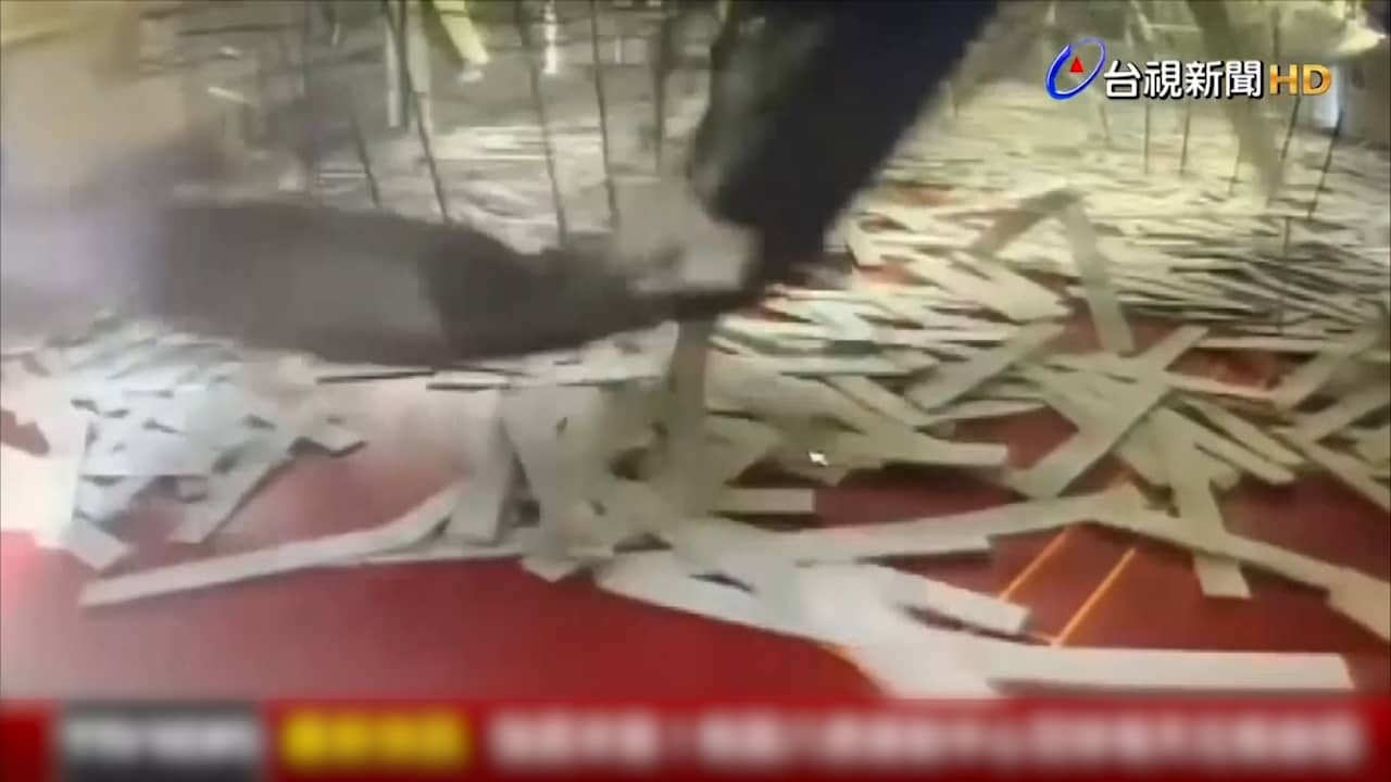 Beeld uit video: Dak Taiwanese gymzaal stort in door aardbeving