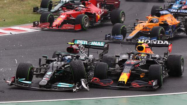 Bottas raakt Pérez, daarvoor wordt Verstappen geraakt door Norris